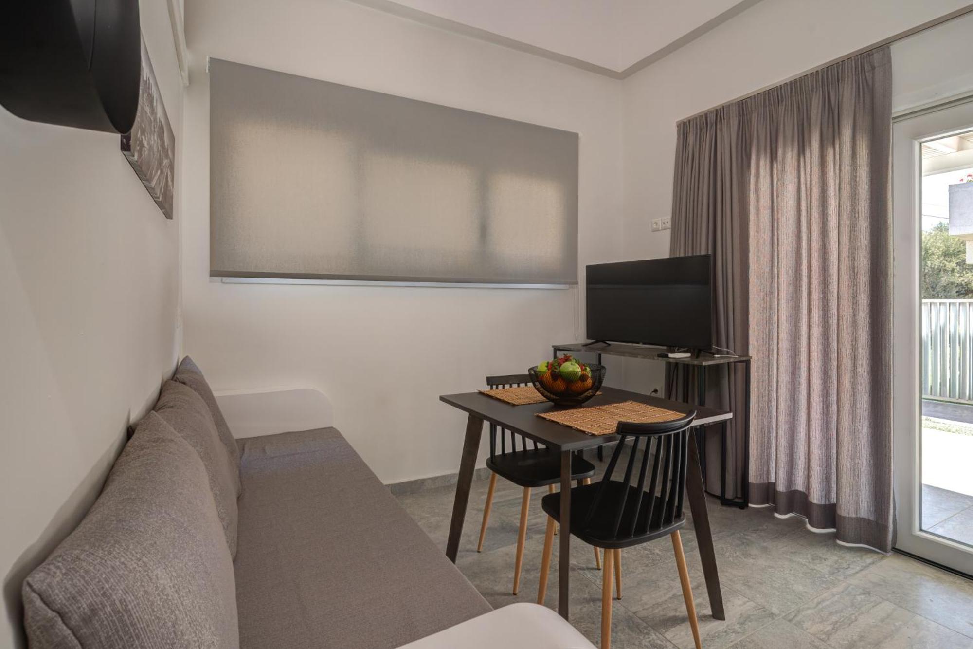 Molos Beachfront Apartments In Диакоптон Экстерьер фото