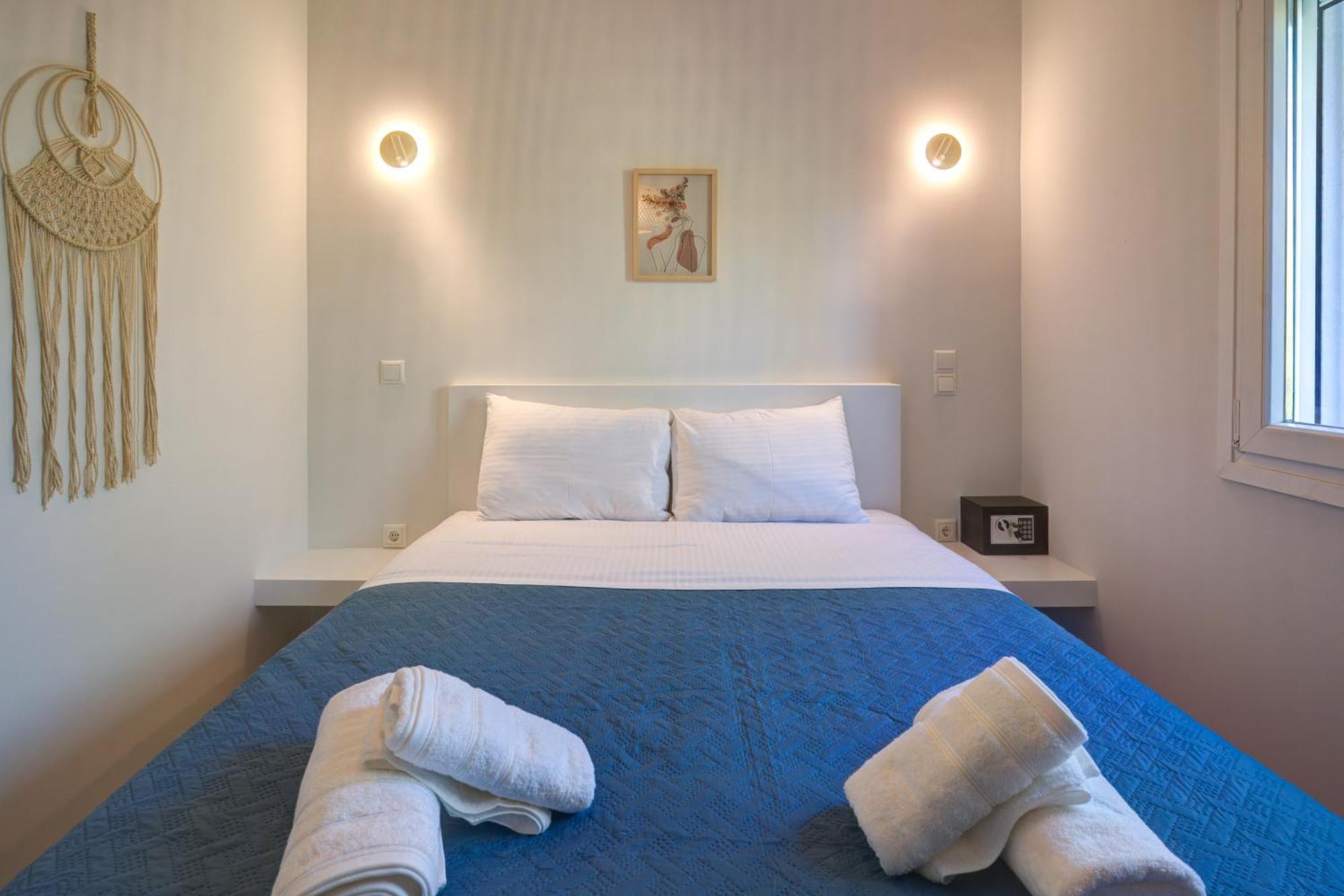 Molos Beachfront Apartments In Диакоптон Экстерьер фото