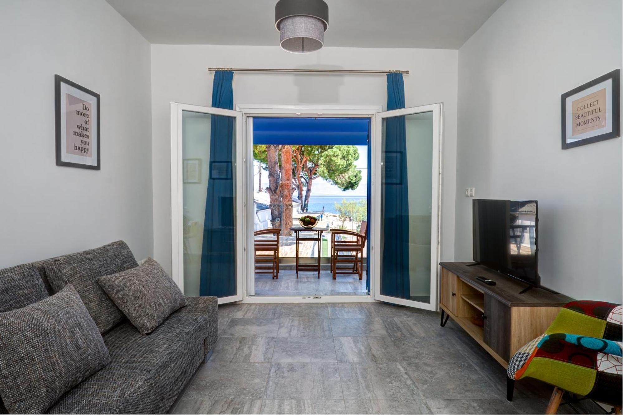 Molos Beachfront Apartments In Диакоптон Экстерьер фото